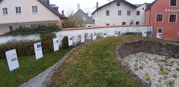 Donaulimes-Tafelausstellung im Museumsgarten. Abb. Dr. Thomas Maurer